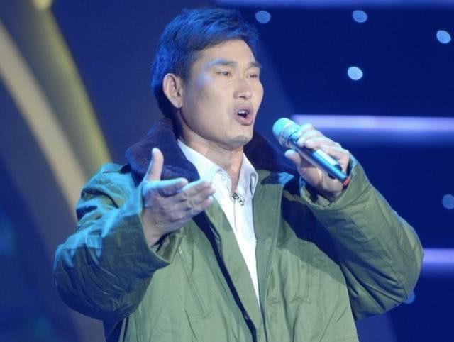  草根|草根明星大衣哥频上热搜，人红是非多，如今更是惨遭踹门！