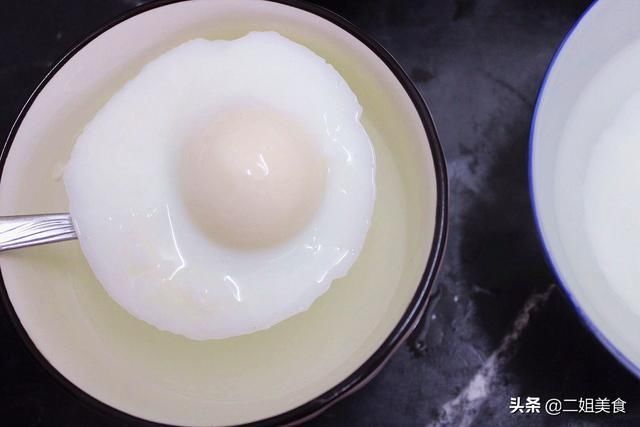  圆嫩|水煮荷包蛋，记得不能水开下锅，多加一步，鸡蛋圆嫩完整不出沫