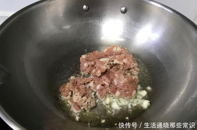 将茄子|炒茄子直接放油大厨第一步就错了，不油不黑这样做