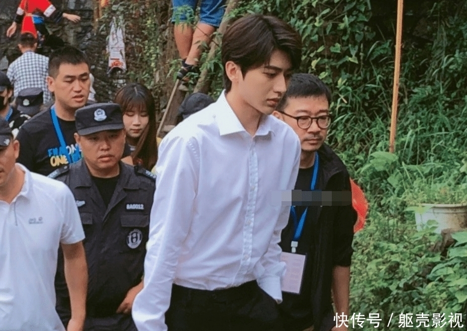 拍下|蔡徐坤参加慰问演出,却偶遇路人拍下生图,真实颜值帅出新高度