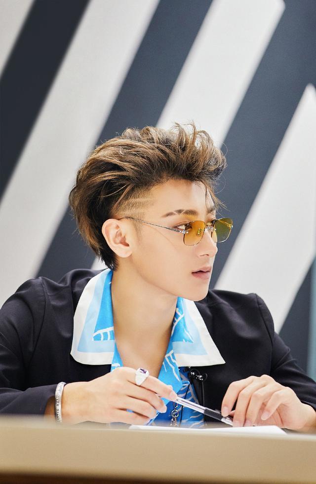  离开|离开美颜滤镜判若两人新一期节目里鹿晗显年纪，女练习生现原形