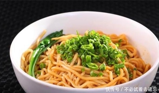 葱香|葱油拌面爽滑劲道,营养美味葱香浓郁,炎炎夏日必不可少