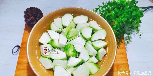 选择|清炒丝瓜发黑出水有异味看大厨咋操作,油亮清爽翠绿不黑有诀窍