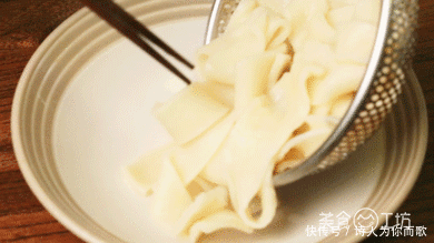 过瘾|油泼面好吃有诀窍,掌握这4步,香辣过瘾,嚼劲十足