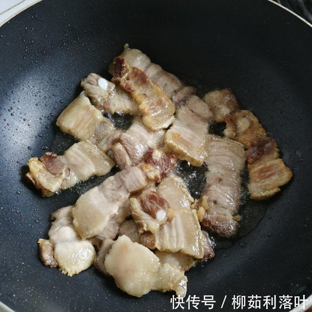 微辣|包菜炒回锅肉，肉香菜鲜，微辣可口