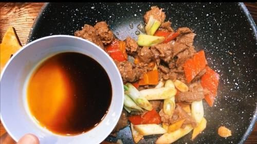 关键|炒菜50年大厨不管炒什么菜,出锅放10克“它”,立刻又香又入味