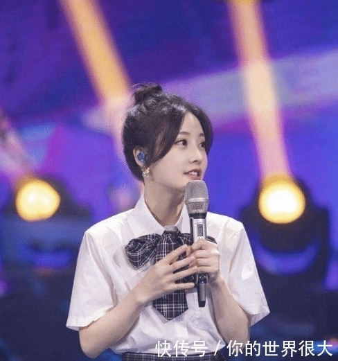 冯提莫|网红一姐冯提莫有多美?看到她的素颜照后,网友:怎么有点像小学生