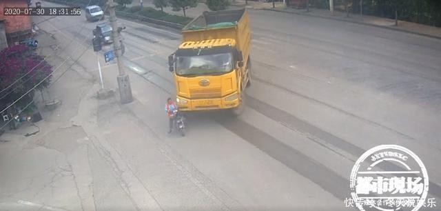  幸运|大货车撞上电动车，车子被碾得粉碎，女子幸运躲过一劫