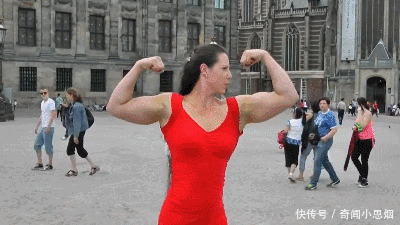 街头|外国街头，一米九的女巨人秀肌肉，路人的反应很有意思！