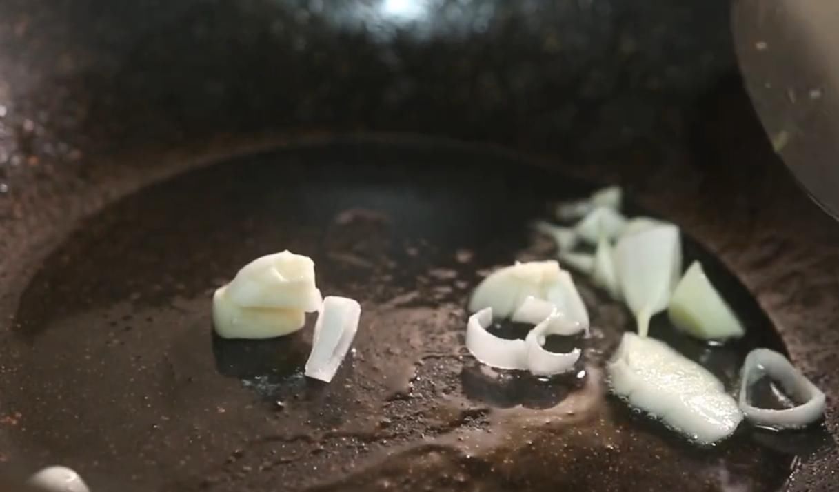 美味|家里孩子不爱吃莲藕,换个新吃法,鲜香美味,好吃到停不下来