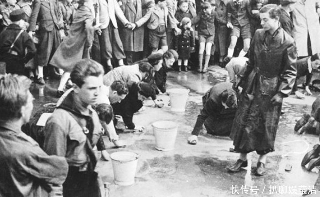 地上|音乐之都维也纳隐藏着犹太人的屈辱:他们跪在地上用刷子清洗大街