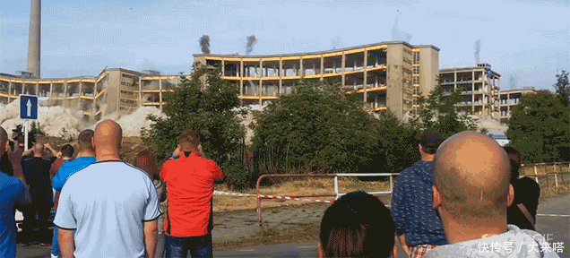  行人|镜头下: 那些不死也会被吓死的“惊险瞬间”