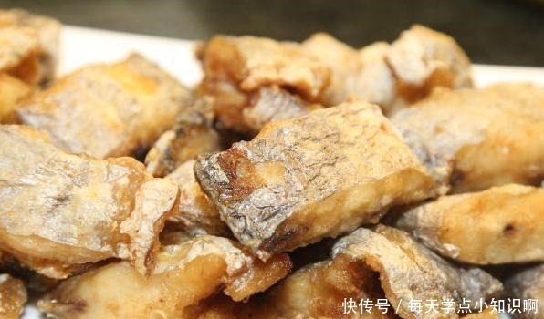 淀粉|煎带鱼时,别只会裹淀粉煎!裹一点它,带鱼肉嫩皮不破,更香酥
