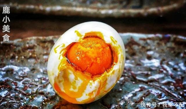 金黄|教你腌咸鸭蛋“起沙流油”技巧!多加30克它,浓香四溢蛋金黄