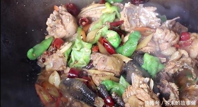 鸡肉|炖鸡肉时,千万不要直接加水炖,多做这一步,鸡肉鲜嫩,没有腥味!