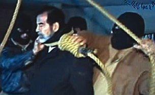  伊拉克|这个人是第一个拿大锤砸萨达姆的雕像，如今他穷困潦倒，后悔莫及！