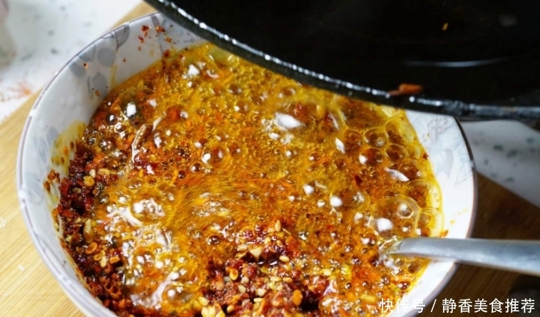  学会|做辣椒油时，不要直接淋油，学会这几个小技巧，红得发亮，香喷喷