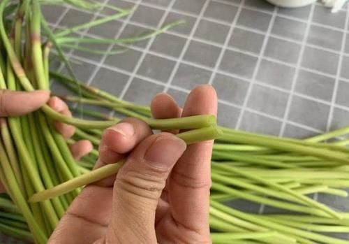 新鲜|买蒜苔时,挑粗的还是细的好老菜农说漏了嘴,以后别乱买了