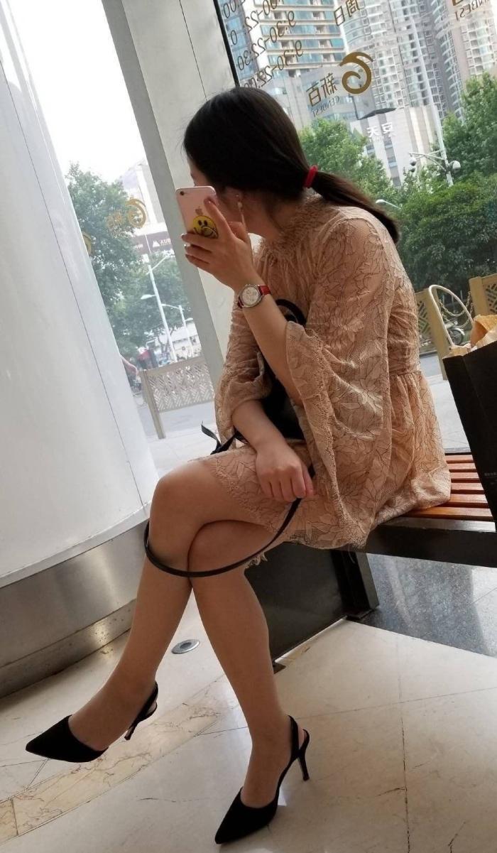 长裙|商场里穿高跟鞋蕾丝长裙时尚美妇,这样打扮很“冻”人