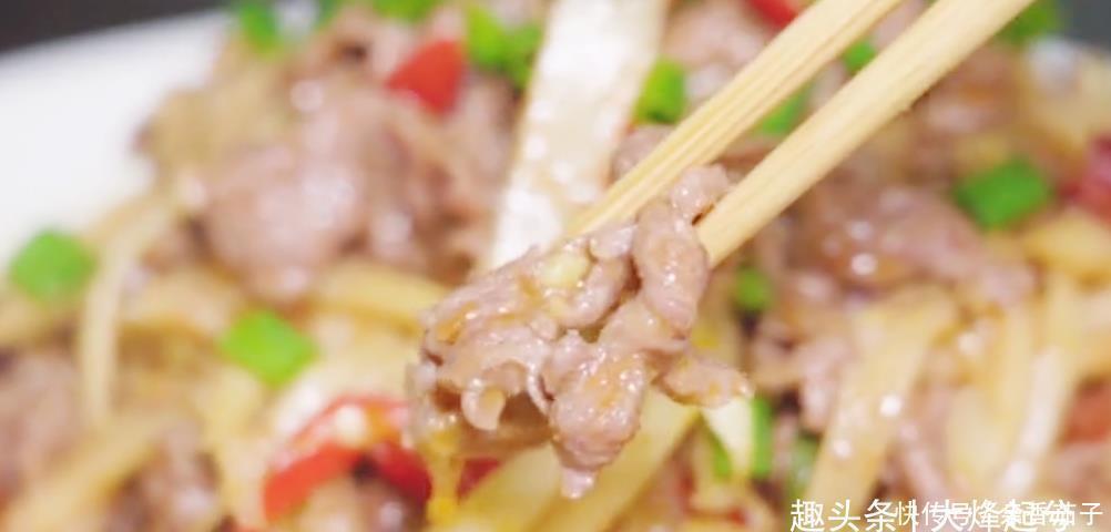 入少许|牛肉总炒老,教你一招,又香又嫩,搭配仔姜一起炒,下酒又下饭