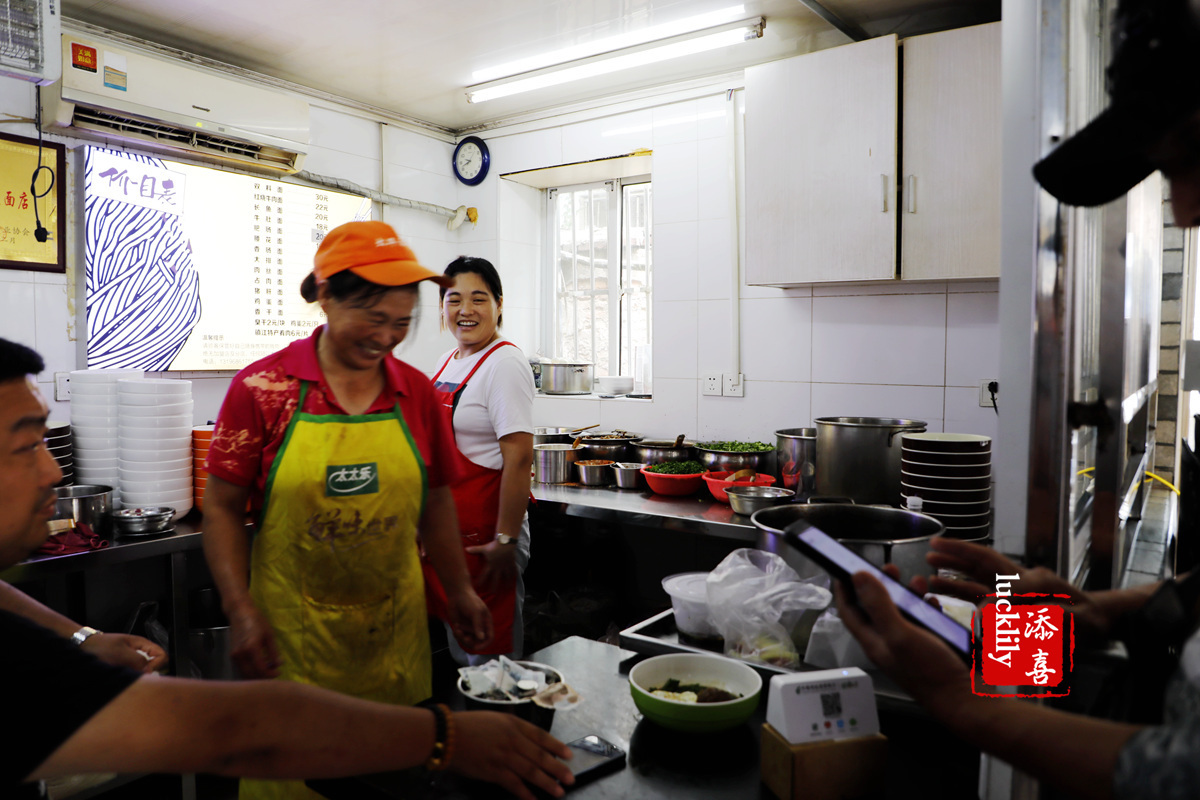 浇头|吃了这四家镇江代表性的网红面馆,基本就成了镇江锅盖面的全科生