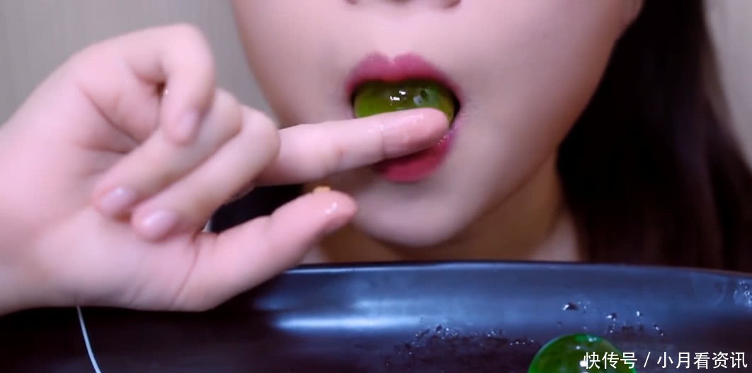 日本|小姐姐挑战日本“巨型葡萄”,挤一挤自动脱皮,吃一口才知有猫腻