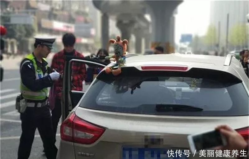 我一|车顶放玩偶被罚200?车主不服气:别人放怎么不罚,我一放就罚?