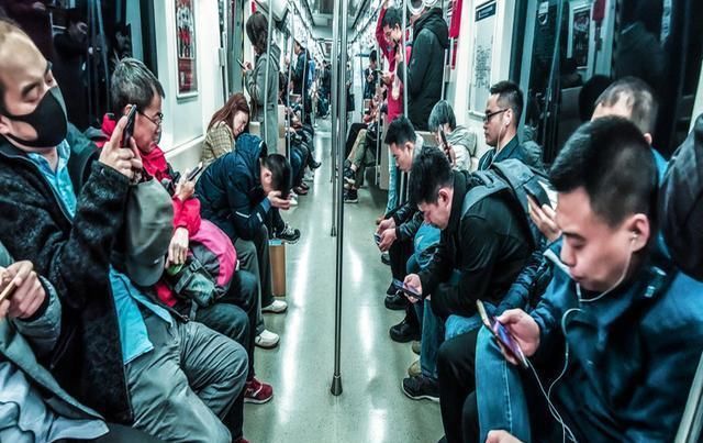 羞愧|地铁上“假孕妇”被逼让座，面对质疑，5岁小孩的一句话让人羞愧