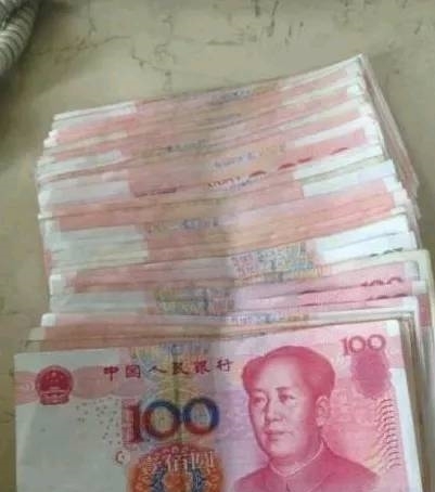 出门|出门捡到钱本应高兴，可女子看清上面的字，最后却选择报警