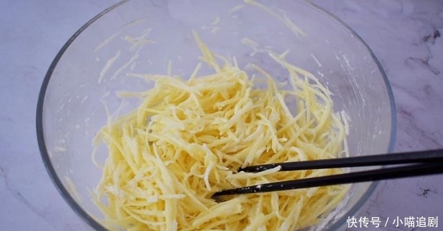 节省时间|节省时间的土豆饼做法,不加1滴水,香软酥脆超好吃