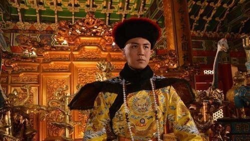 乾隆|乾隆禅位后，嘉庆皇帝当的舒心吗？没有实权，除了太上皇，还有一人专擅朝政