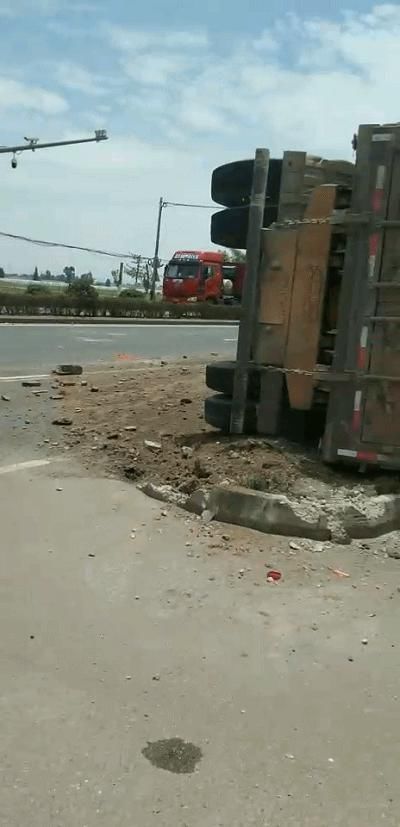  三轮车|今天绵竹一三轮车与电瓶车相撞碎片散落一地