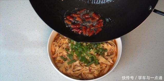 锅内加入|干豆腐不是只能凉拌吃,这样做更诱人,香辣入味,比吃肉过瘾