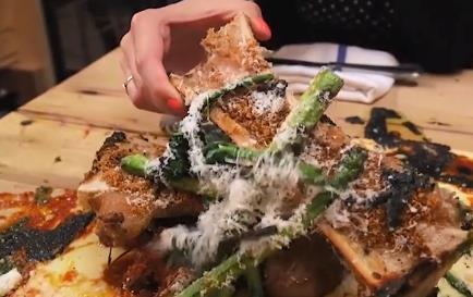 碗盘|这家餐厅没有一个碗盘，食物直接放桌子上，游客却吃得津津有味