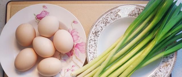 家庭美食|蒜苗炒鸡蛋,先炒蒜苗还是鸡蛋教你小技巧,味道鲜上鲜,太香了