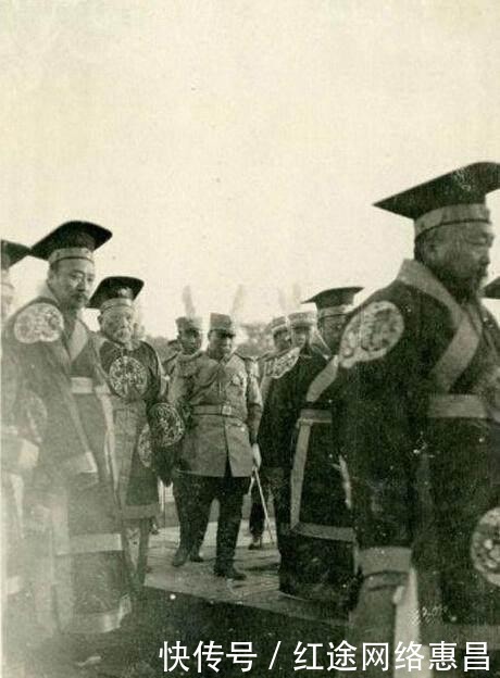 跪拜|揭秘：袁世凯身着龙袍登基仪式照片，现场祭祀官员头顶长羽毛跪拜