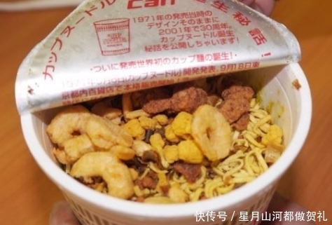 试吃|放了十几年的泡面是什么味道?拆开后惊奇不已,日本男子作死试吃