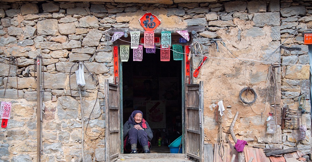  门口|一个午后，老太太在门口打盹，小偷看她双目失明便潜入其家中