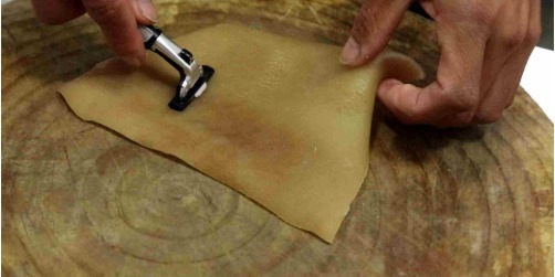 猪皮|喜欢吃猪皮的看看这做法,5块钱猪皮做一大盆,好吃到流口水