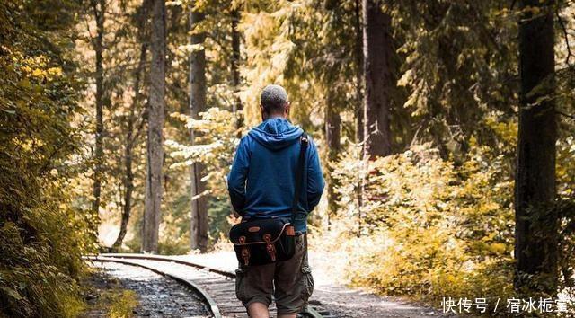  夏天|在炎热的夏天，在街上穿衣服取决于工作服