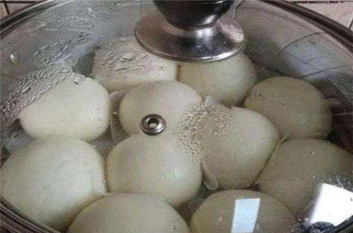 热水|蒸馒头时,冷水还是热水下锅面点师傅教你一招,馒头蓬松不塌了