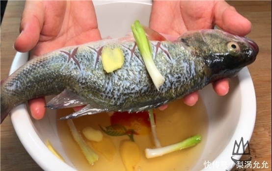 鲜嫩|不管做什么鱼,一定不能放盐和料酒,大厨教你一招,鲜嫩无腥味!