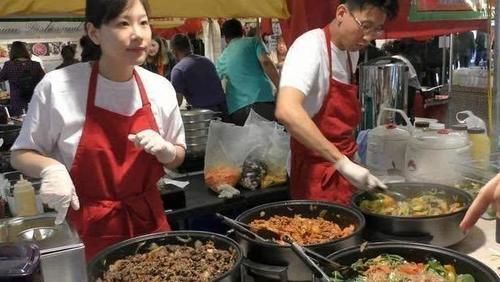 祖国|中国夫妇去外国卖小吃,外国人每天排着队吃,网友祖国为你骄傲