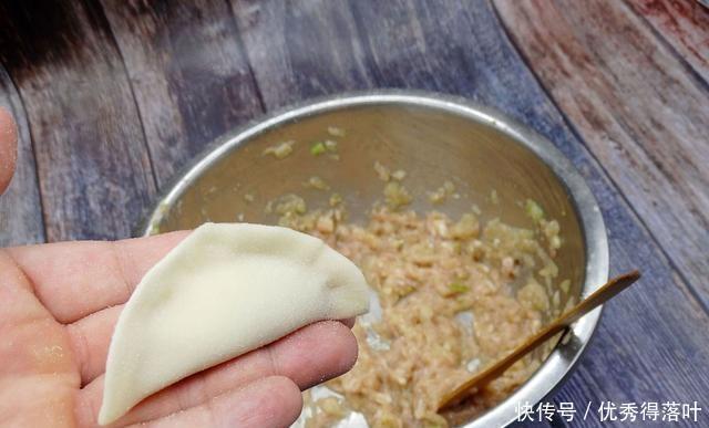 好吃|莲藕饺子好吃又巧,如果你学了这个方法,孩子们可以吃一大盘