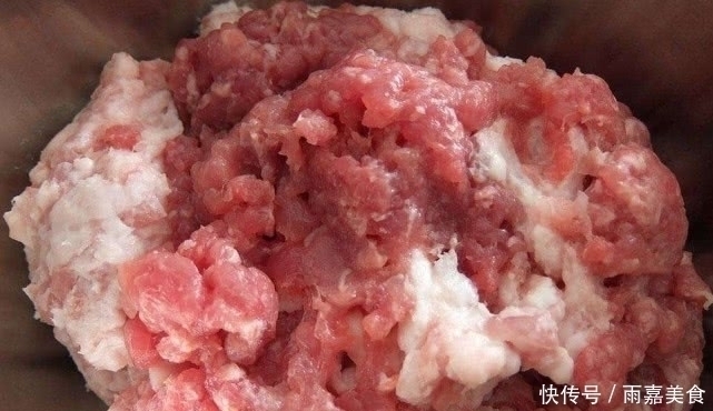 猪肉|拌猪肉饺子馅时,加水万万不可,省掉这一步,饺子馅更鲜更嫩
