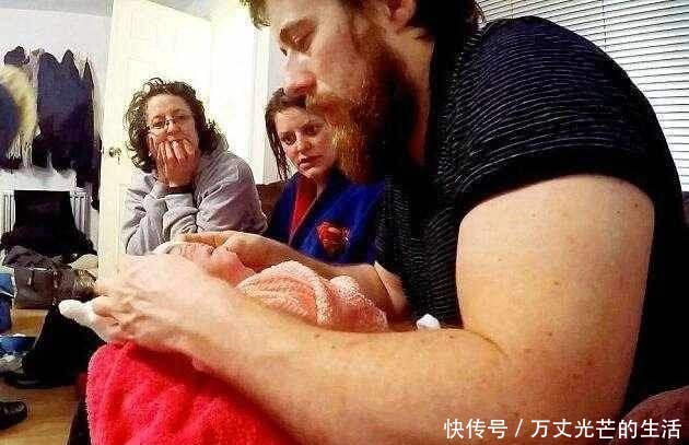  摄像头|男子在家中帮未婚妻接生, 全程用摄像头记录