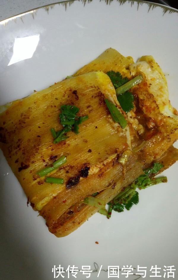 小吃|大妈在校门口卖的小吃,1个6元,每次排长队才买到,便宜又好吃