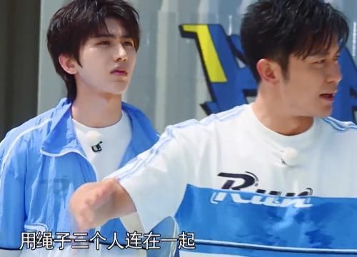 何洛洛|周震南跟陈立农同队,商讨跟蔡徐坤对决的方法,谁注意何洛洛咋做的