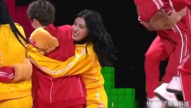  麦克|THE9首秀状况不断，刘雨昕麦克被甩飞许佳琪忘记动作赵小棠太拼了