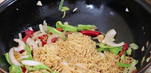 营养|家常小炒，鸡蛋炒方便面，鲜香适口，营养美味，小孩子最爱吃
